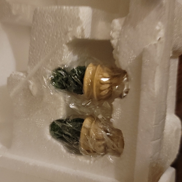 Department 56 Camden Park Fountain - Picture 10 of 14